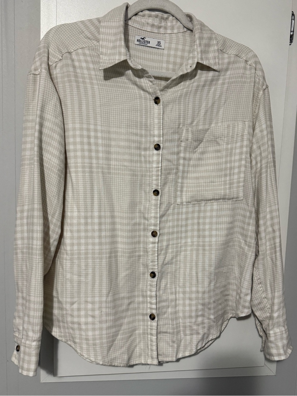 143. Hollister Women’s Beige Plaid Long-Sleeve Button-Down Shirt Coastal Preppy